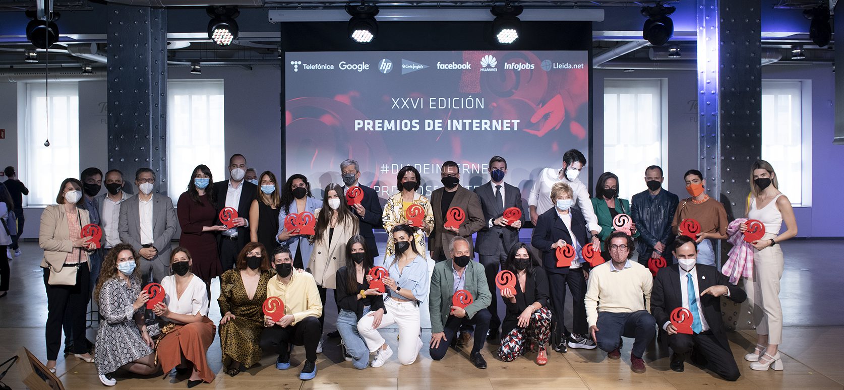 Cartucho.es alzando la estatua en los Premios de Internet 2021
