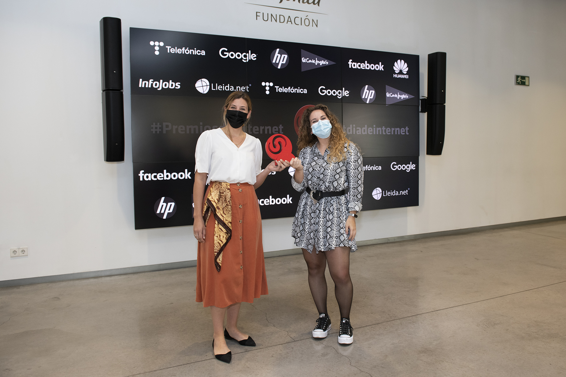 Marta y Bea con la estatuilla de los Premios de Internet 2021