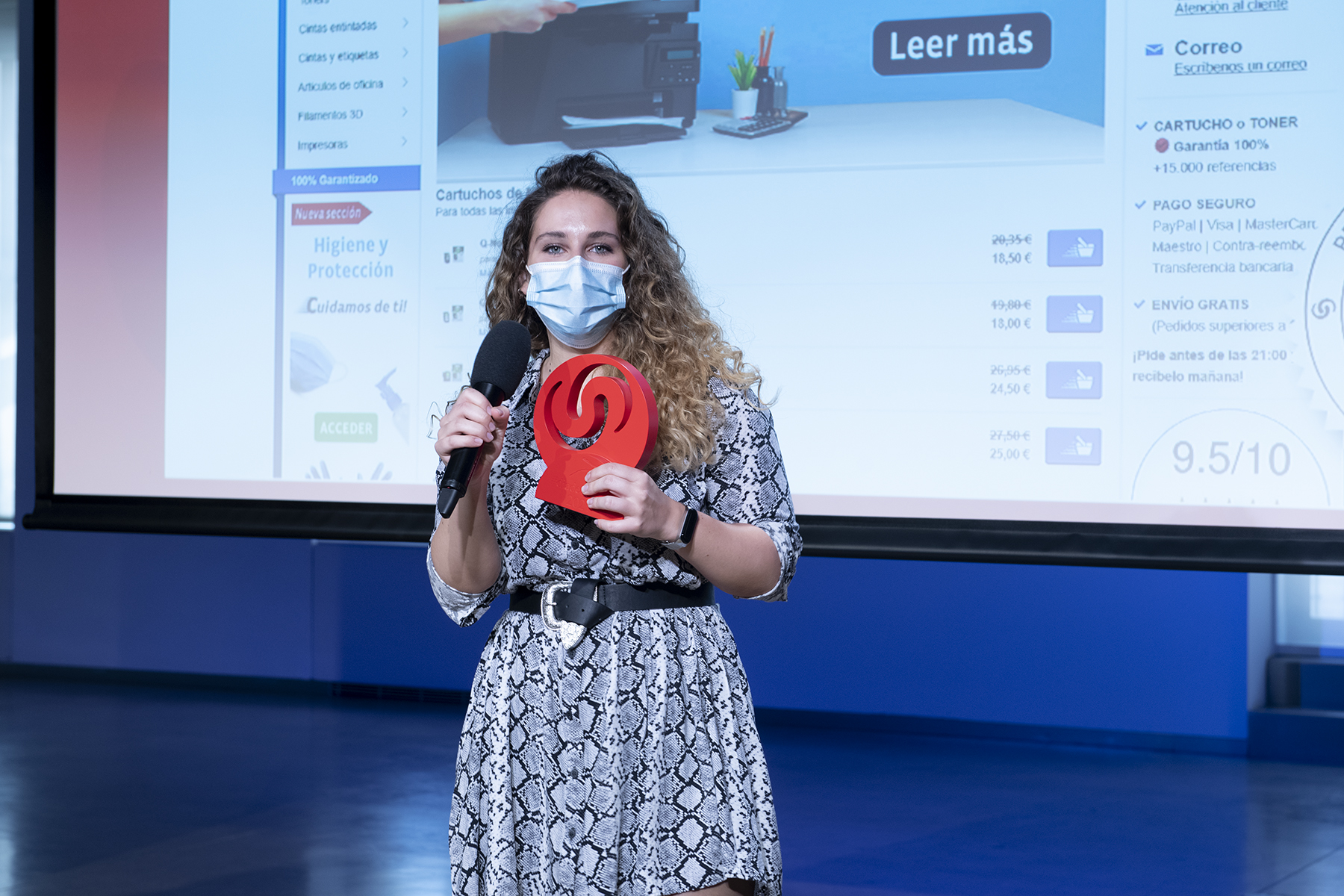 Bea diciendo unas palabras superbonitas dedicando el premio a todo el equipo de Cartucho.es