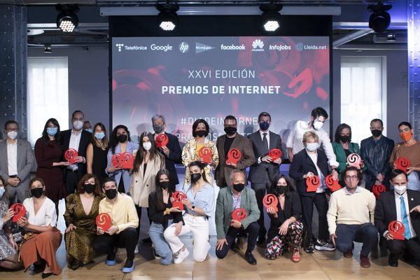 Cartucho.es alzando la estatua en los Premios de Internet 2021